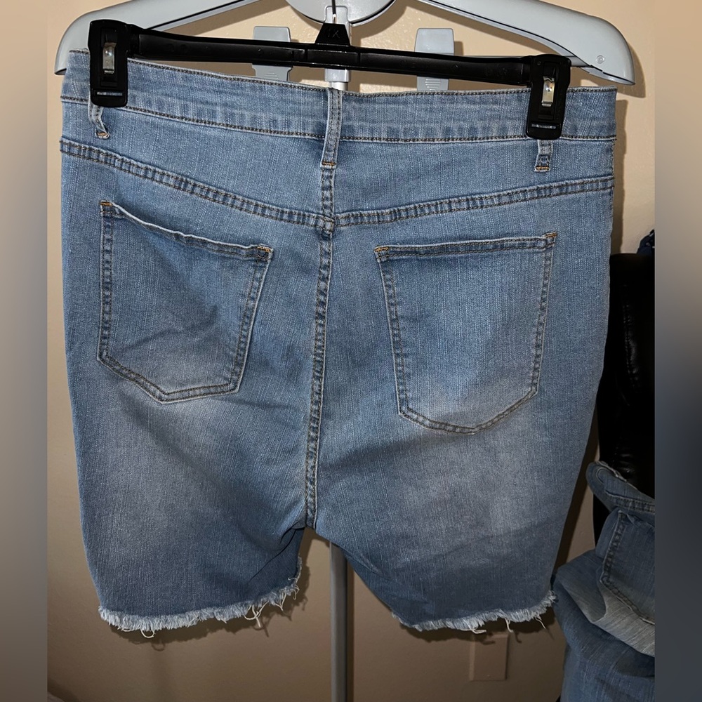 Shein Curve Denim Shorts - Picture 2 of 3